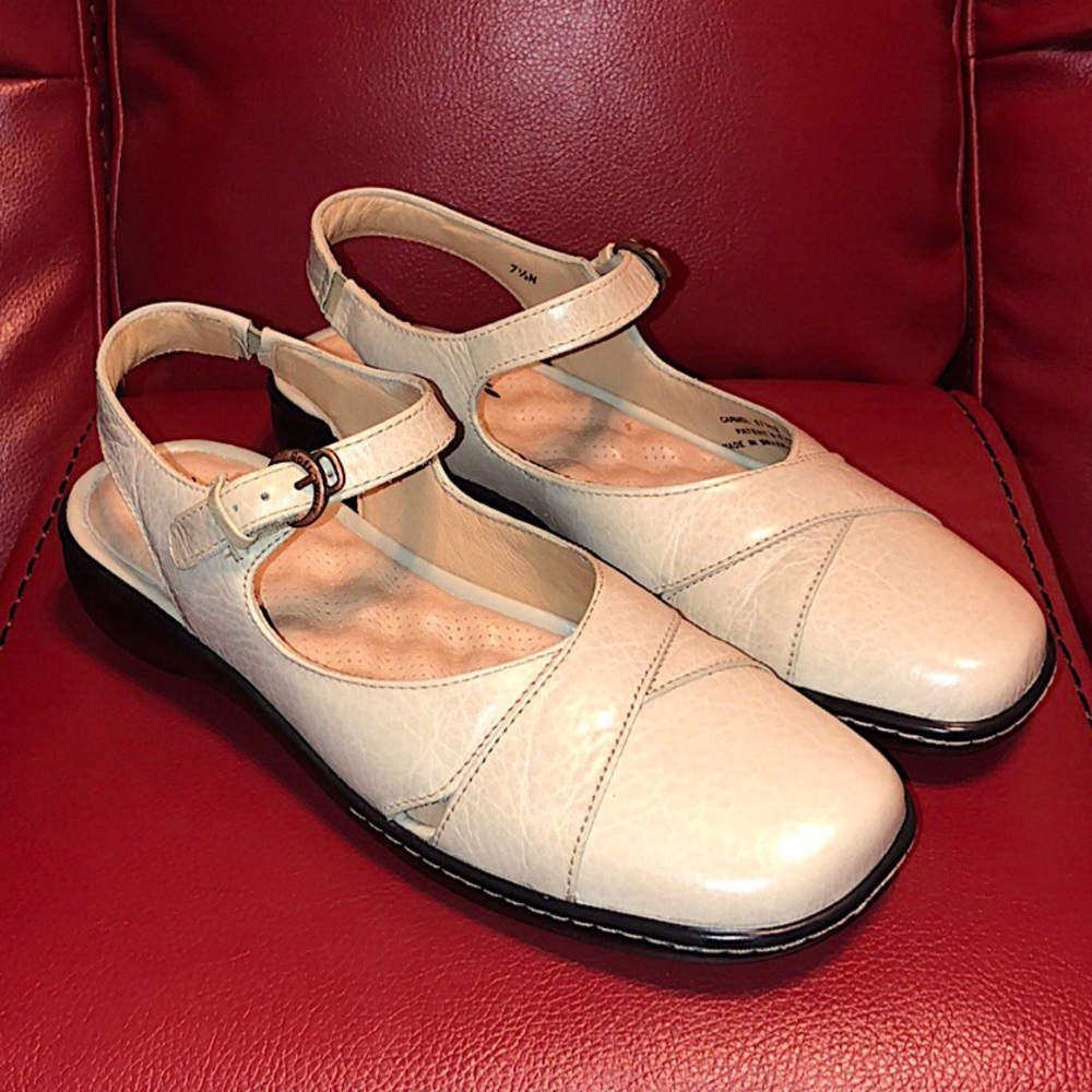 Soft Walk ‘Carmel’ Closed-Toe Sandals
